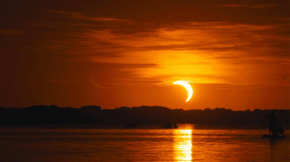 Partiell verfinsterte Sonne am 12. August 2026 über dem Chiemgau