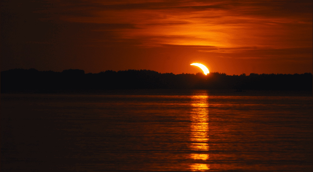 Verfinsterte Sonne über der Chiemgauer Landschaft